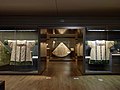 Gewändersaal mit Chormantel (Bischofsmantel) aus geritzter Seide, Spanien (?) 1100-1150, und zwei Dalmatiken. Domschatz Halberstadt