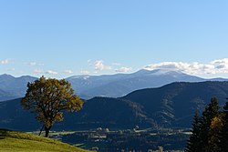 Gleinalm (Hochalm) od severu (Seckau-Sonnwenddorf, v přední části je hřeben Gaaler Höhenzug)