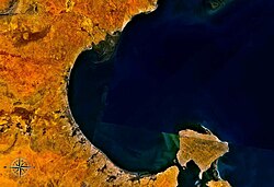 Družicový snímek zálivu, vpravo dole je ostrov Džerba