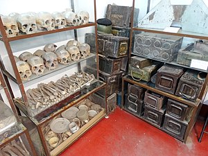 Человеческие останки и военное имущество после геноцида 1971 года - Музей освободительной войны - Дакка - Бангладеш (12826731774) .jpg