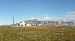在林奈角（英语：Kapp Linné）眺望冰峡湾站景色