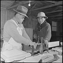 Фотография двух заключенных американцев японского происхождения, использующих регулируемую митру.