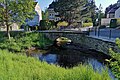 Mündung des Langen Wassers nach dem Durchfluss durch die einbogige Brücke der Uferstraße in die im Vordergrund von links nach rechts fließende Schwarze Elster