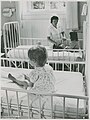 Kinderen met verpleegster in kinderkamer - 1975