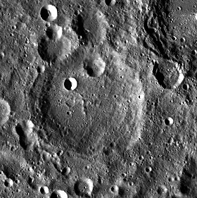 Снимок зонда Lunar Reconnaissance Orbiter. Кратер Курчатов в центре снимка, в верхней правой части – кратер Винер.