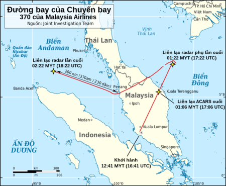 Bản đồ Đông Nam Á cho thấy một phần của miền Nam Việt Nam ở phía trên bên phải (Đông Bắc), bán đảo Mã Lai (phần nam của Thái Lan, một phần của Malaysia và Singapore), phần trên của đảo Sumatra, vịnh Thái Lan, phần tây nam của Biển Đông, eo biển Malacca và một phần của Biển Andaman. Đường bay của MH370 được hiển thị bằng màu đỏ, đi từ Sân bay quốc tế Kuala Lumpur (phía dưới chính giữa) trên một con đường thẳng về phía đông bắc, sau đó (ở phía trên bên phải) rẽ sang phải trước khi rẽ sang trái và bay theo con đường giống như rộng hình chữ "V" (khoảng 120–130°) và rơi ở phía trên bên trái. Liên lạc với ACARS lần cuối cùng ngay trước khi MH370 bay từ Malaysia vào Biển Đông, lần phát hiện cuối cùng được thực hiện bởi radar thứ cấp trước khi máy bay rẽ phải và nơi phát hiện cuối cùng bằng radar quân sự.