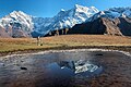 आधी बर्फ-जमी बूढ़ा मध्यमहेश्वर झील में मंदनी और चौखम्बा का प्रतिबिम्ब