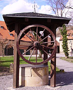 Mittel­alterlicher Brunnen im Innenhof