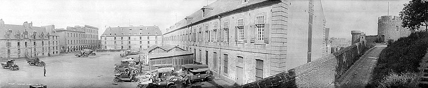 Photographie panoramique montrant le donjon et de la cour du château vers juin 1919.