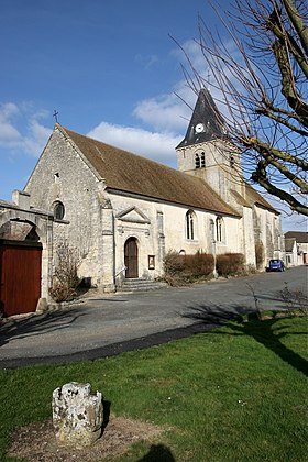 Vue depuis le sud-ouest ; au premier plan, la croix pattée.