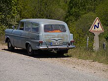 Opel Olympia P2 Caravan mit Michelin-Verkehrszeichen Gefährliche Kurven auf 6 km