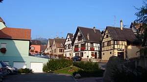 Haut du village d'Orschwiller - Au loin le château du Haut-Koenigsbourg