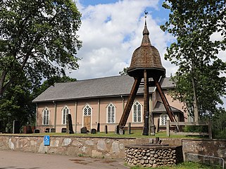 Kyrkan med klockstapeln.