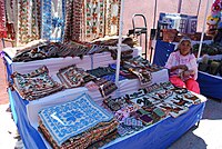 贩售传统刺绣布料的奥托米妇女，摄于克雷塔罗州。