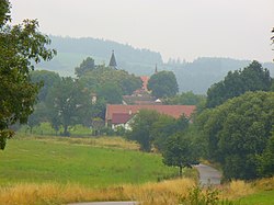 Pohled na Předbořice ze silnice mezi Březím a Předbořicemi