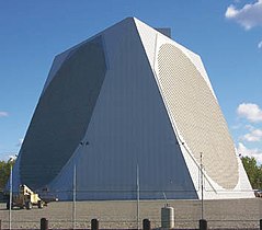 Antenna radar dellꞌUS Air Force PAVE PAWS schiera a fase 420–450 MHz per l'intercettazione di missili balistici, Alaska. Le due schiere circolari sono ciascuna composte di 2677 antenne a dipolo incrociato.