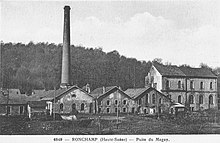 Carte postale. Bâtiments industriels dominés par une grande cheminée.