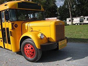 English: Restored 1940s-1950s REO school bus (...