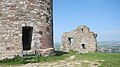 Bergfried und Mauerstück der Ruine Burg Desenberg auf dem Desenberg bei Warburg, Kreis Höxter