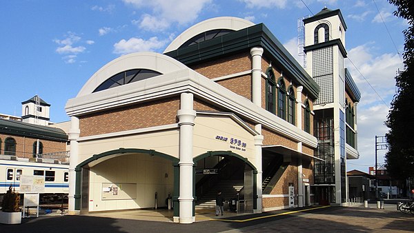 600px-Sakado_Station_south_entrance_20120111.JPG