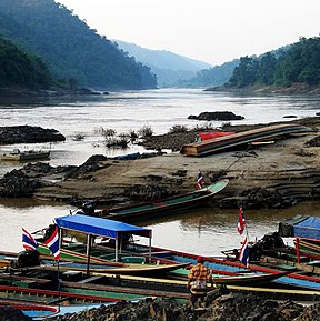 Die Salween op die grens tussen Mianmar (links) en Thailand (regs).