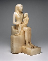 Ânkhésenpépi II portant une couronne de vautour tandis que son fils, le pharaon Pépi II est assis sur ses genoux. VIe dynastie, albâtre, Brooklyn Museum.