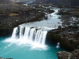 Vattenfallet Þjófafoss sett från lavafältet Merkurhraun.