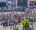 10. etapa: Peloton projíždí Place d'Armes, v Rodez, Aveyron.