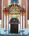 Portal der Barockkirche St. Paulin mit Wappen des Kurfürsten Franz Georg von Schönborn