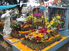 Adorno de las tumbas en el día de muertos en el Panteón de Orizaba