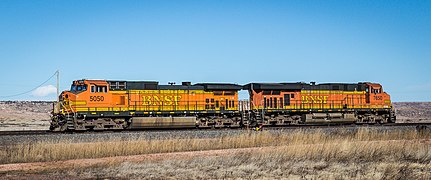 Une Dash 9-44CW (la 5050) et une ES44DC du BNSF Railway.