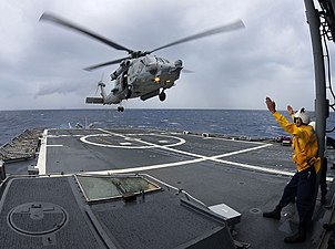 En SH-60F Seahawk landar ombord på USS Bunker Hill.