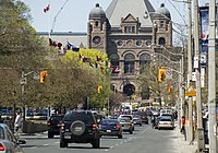 Ontario Legislative Building v Torontu zakončuje pohled ulice University Avenue