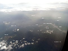 北東上空から見た桧原湖（右）