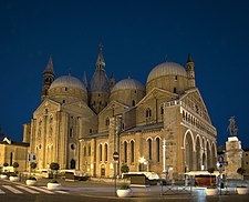 Antonius Padovalaisen basilika yöllä.