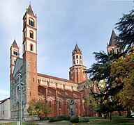 Vista del lado derecho de la basílica