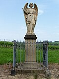 Statue d'un ange indiquant la direction de Verdelais pour les pèlerins venant de Saint-Macaire (2009).