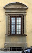 Ventana con tímpano curvo