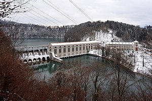 Kraftwerk mit Wehrbrücke im Winter 2010