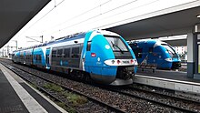 Des trains TER en livrée Auvergne-Rhône-Alpes stationnés en gare