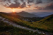 Закат солнца с видом на гору