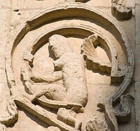 Un personnage, chambranle de la fenêtre centrale de l'abside (No3 sur le plan)