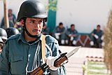 Афганскі паліцэйскі са штыком АКМ і АКМ II тыпу