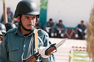 阿富汗警察手上、裝上了6KH4刺刀的自動步槍。
