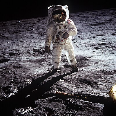 Edwin "Buzz" Aldrin di bulan, 20 Juli 1969, dalam misi Apollo 11.