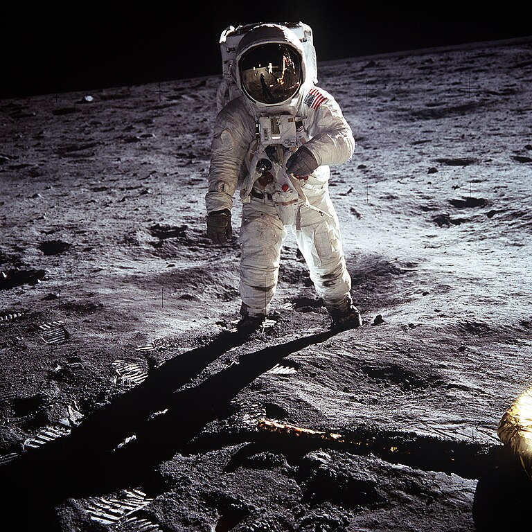 Fotografia di Buzz Aldrin. Sul suo visore è possibile vedere il riflesso di neil Armstrong