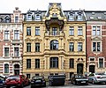 Wohnhaus in geschlossener Bebauung mit Vorgarten