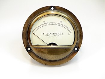 English: A vintage ampere meter. Français : Un...
