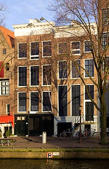 Le bâtiment d'Amsterdam, sur le Prinsengracht le long des canaux, qui hébergea Anne Frank et sa famille sous l'occupation allemande des Pays-Bas (Maison Anne Frank). (définition réelle 1 422 × 2 200)