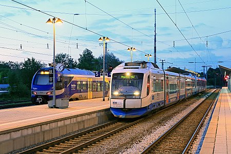 Meridian (links) und Bayerische Oberlandbahn (BOB) (rechts) auf den Gleisen 4 und 5 (2016)